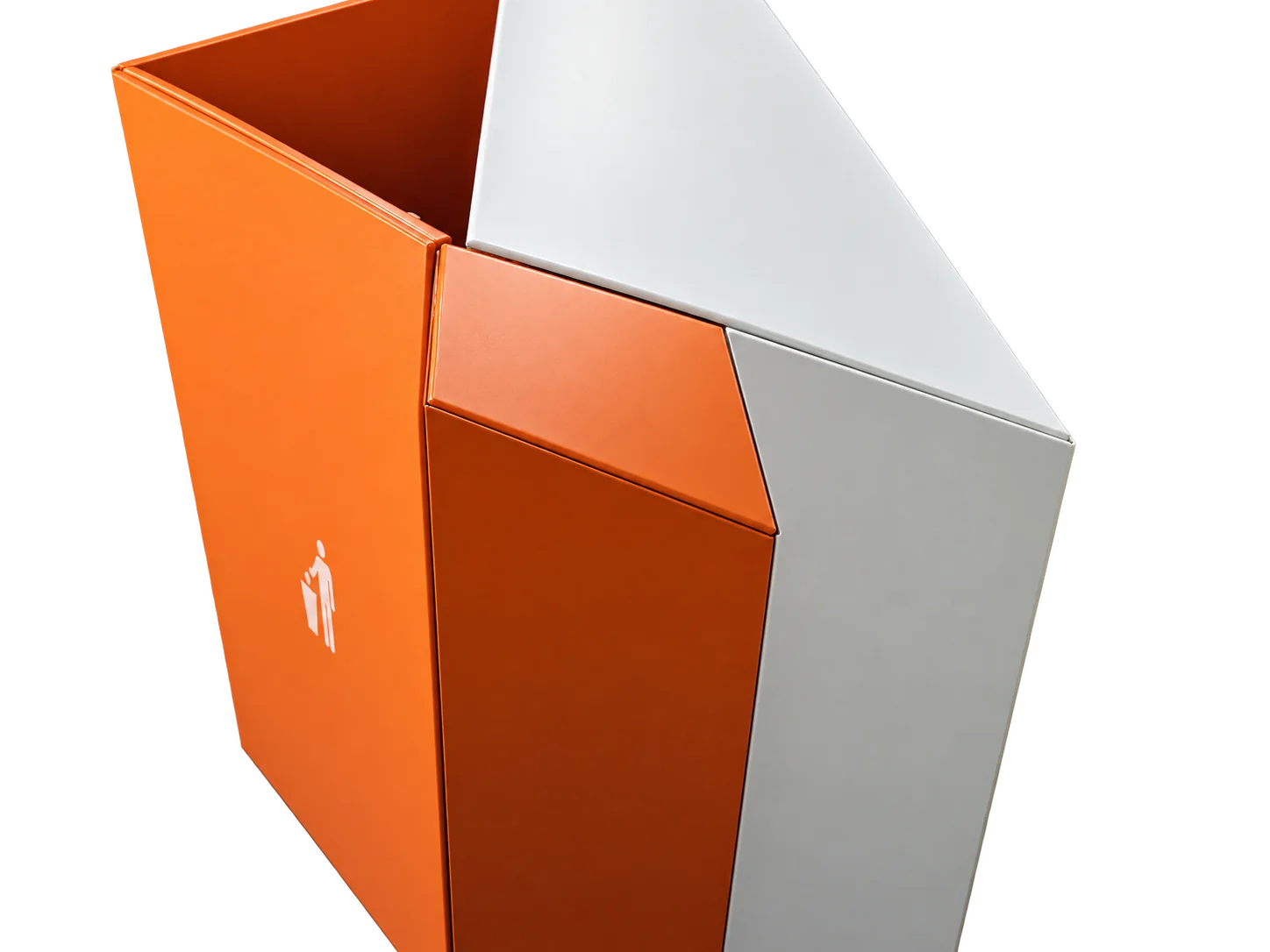 Gros plan sur une structure composée de panneaux orange et blancs assemblés en angle, posée sur un sol clair.